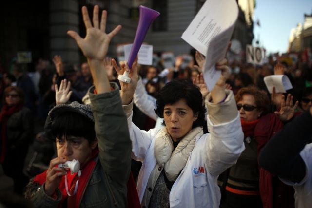 Γιατροί, εκπαιδευτικοί και επιστήμονες στους δρόμους της Μαδρίτης
